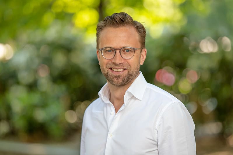 Kommunal og moderniseringsminister Nikolai Astrup i profil.
